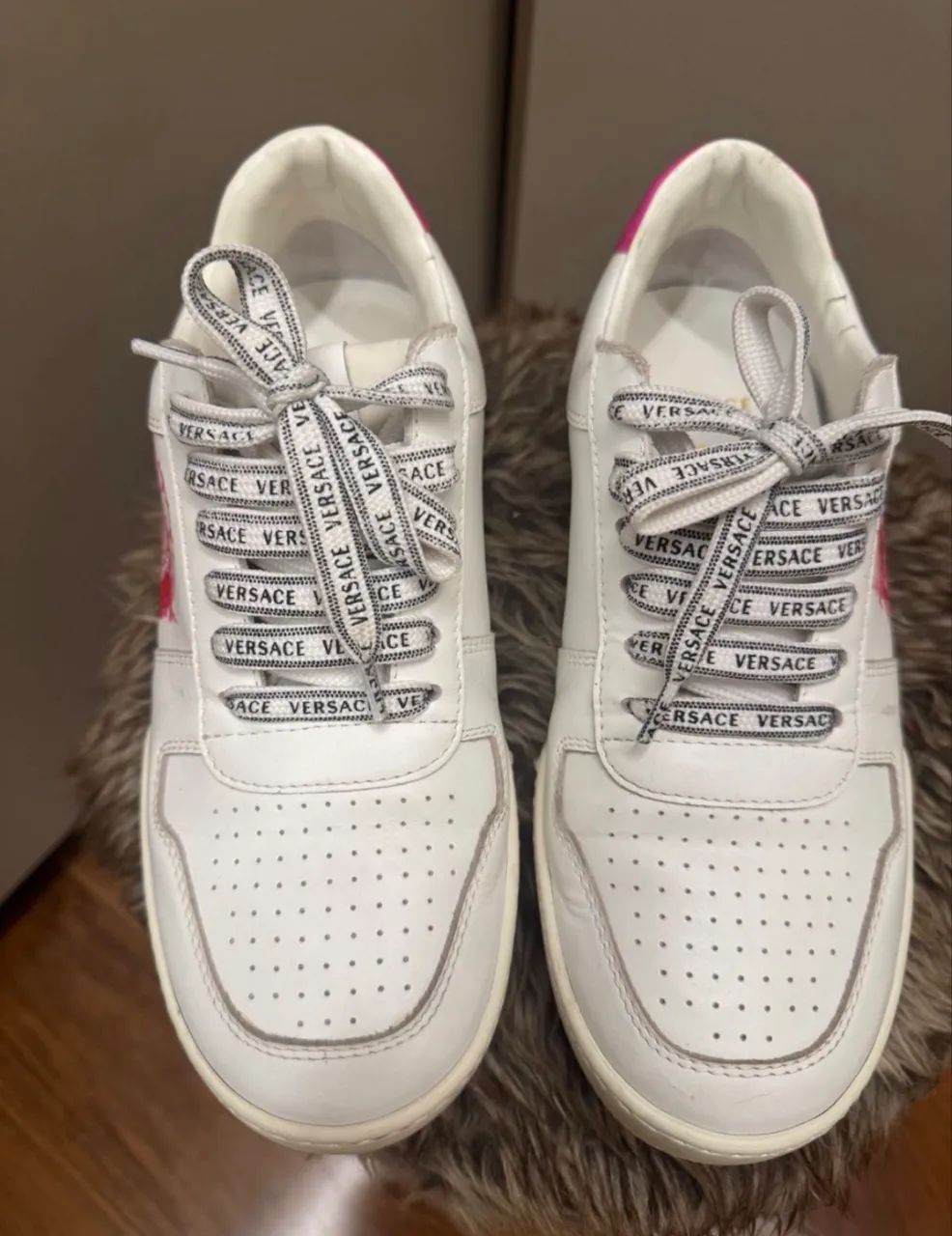 tênis Versace feminino em couro branco - Foto 4