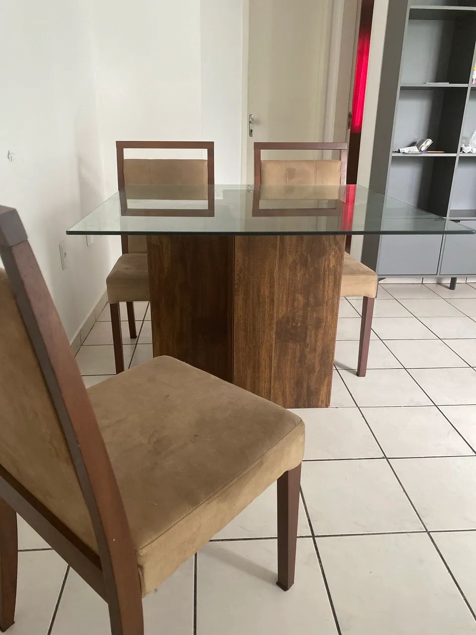 Vendo mesa com base de madeira e tampo de vidro comprada na Decorliz