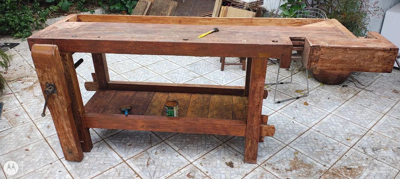 Carpenter's Bench with 2 Bench Dogs