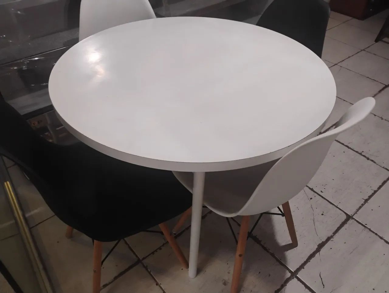 Round Table with 04 Chairs65204504476418124