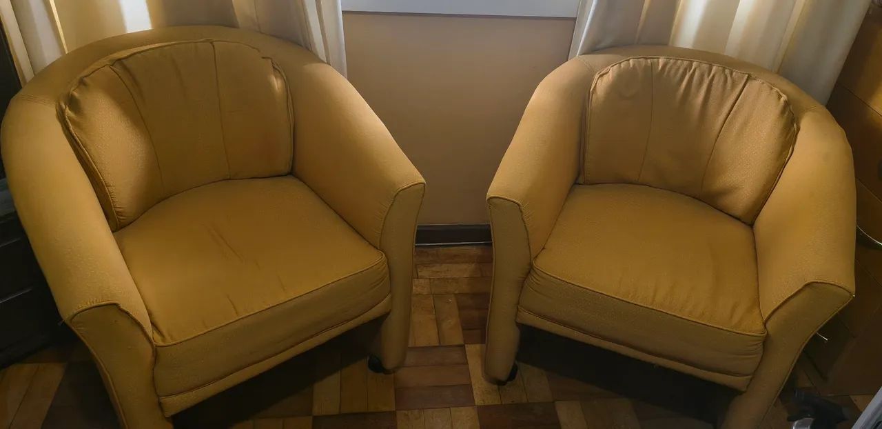 DUAS POLTRONAS DE APROXIMAÇÃO 
