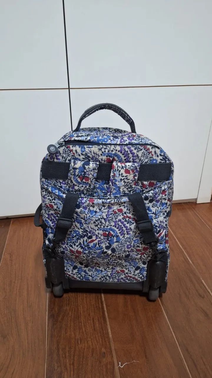 Mochila Kipling estampada rodinha/costas - Foto 3