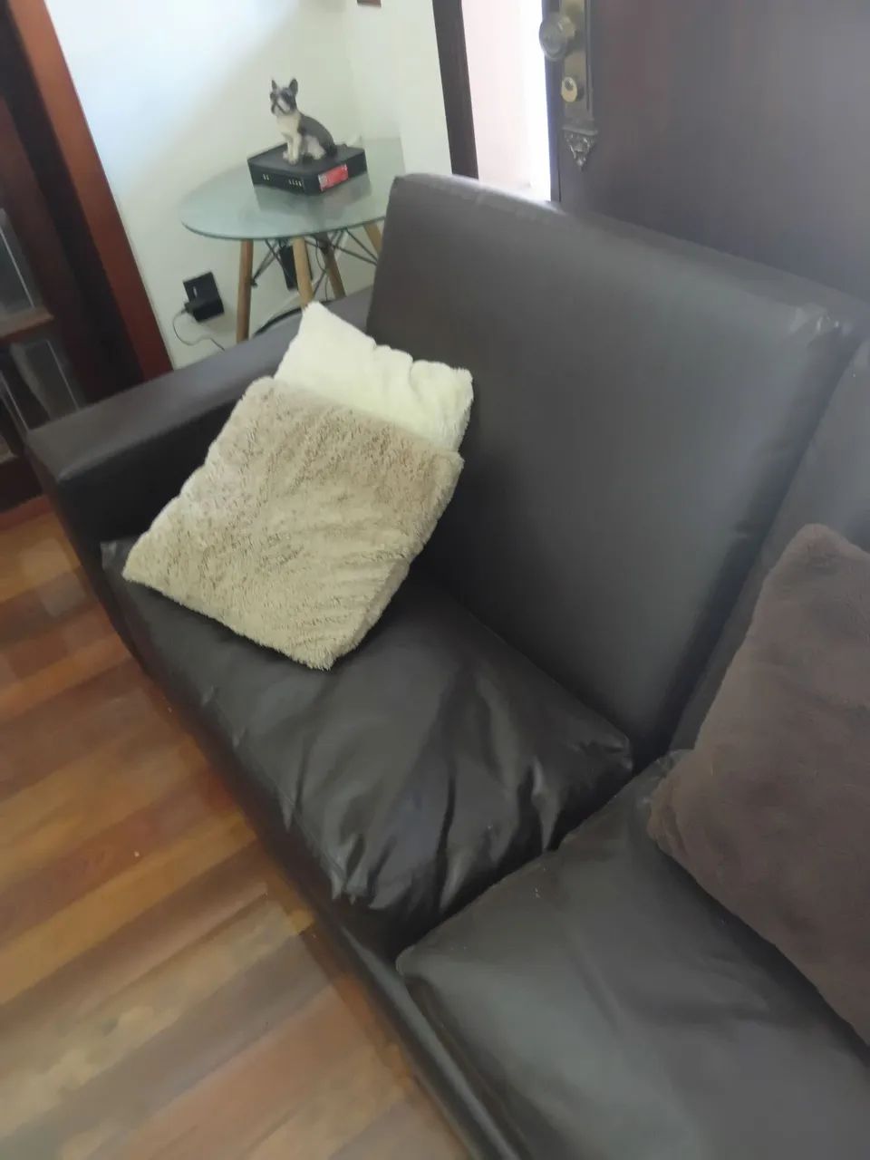 Sofá corino café com almofadas 2,15x0,88cm - Foto 3
