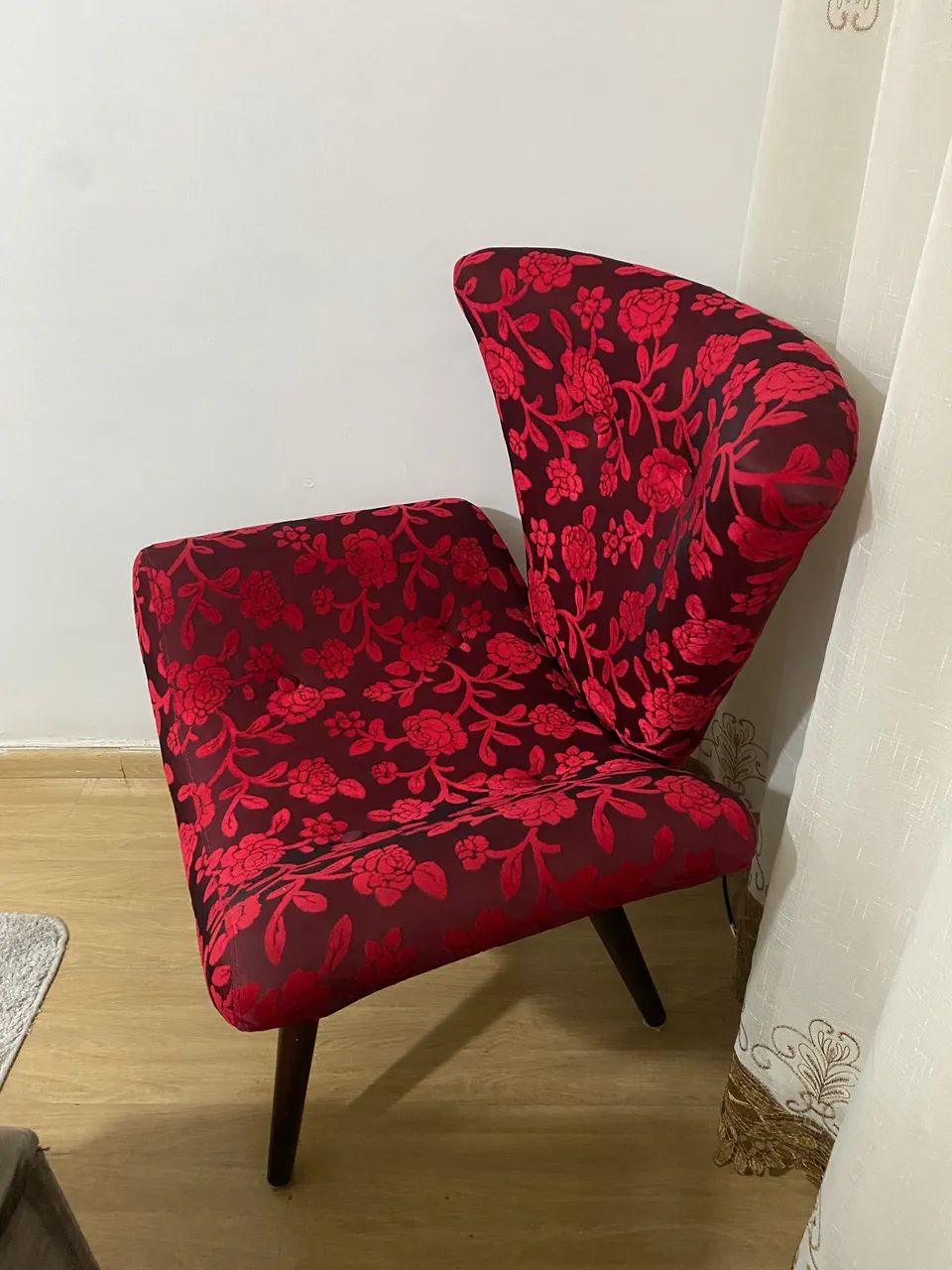 Poltrona Decorativa Design Moderno Estampada Vermelha - Excelente Estado - Foto 2