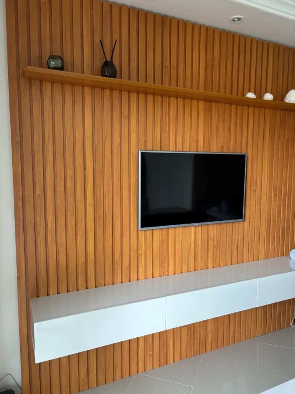 Painel com rack para TV ripado65204307539073122