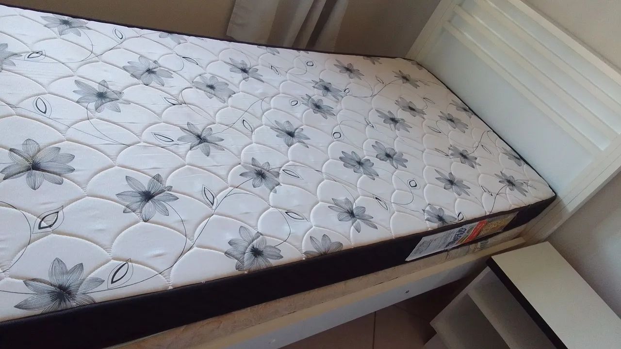 2 camas lindas de solteiro com colchões  novos! - Foto 2