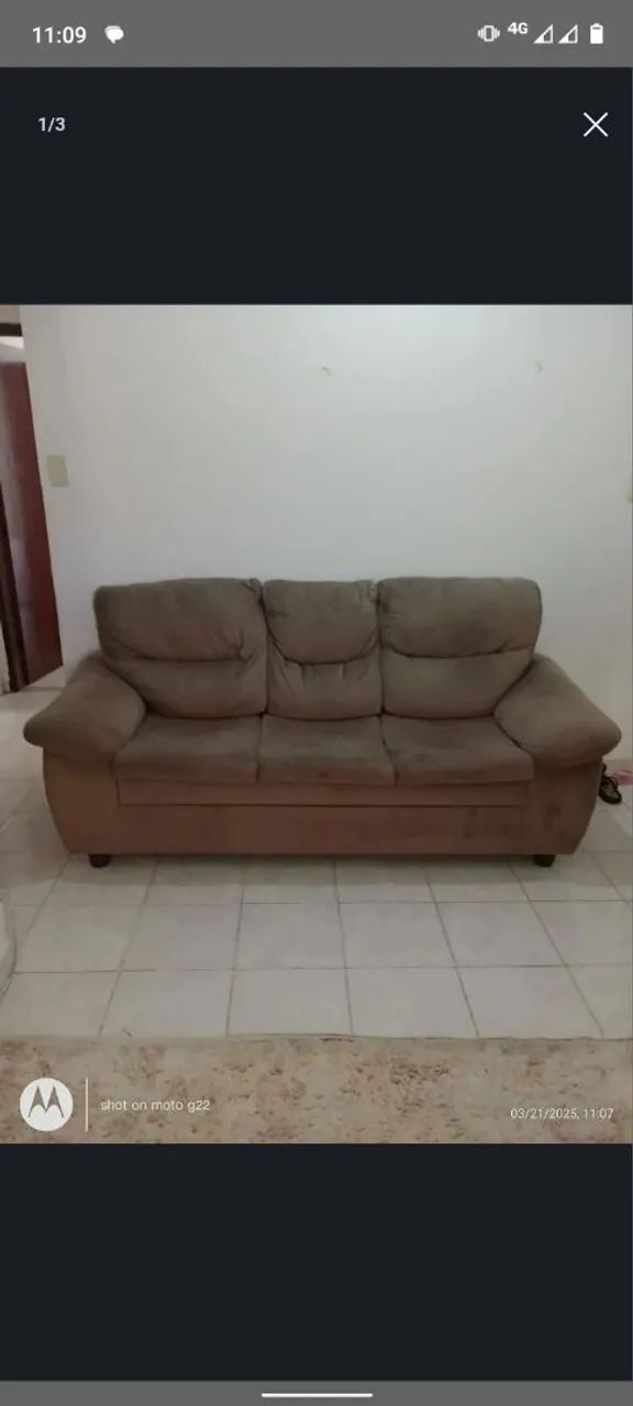 Sofá de três lugares semi novo