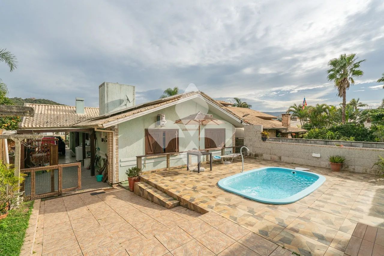 Casa térrea com 5 dormitórios e piscina em bairro nobre de Garopaba, próxima ao centro e à - Foto 3