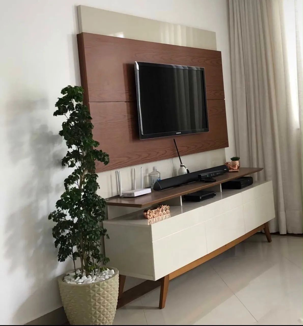 Vendo painel com rack e prateleira suspensa, cabe tv de até 55 polegadas - Foto 2