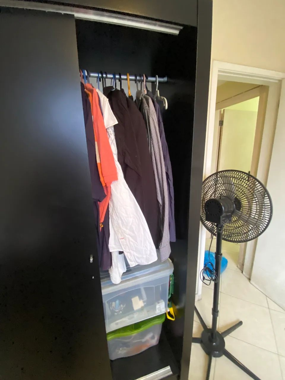 Guarda roupa preto com espelhos  - Foto 4