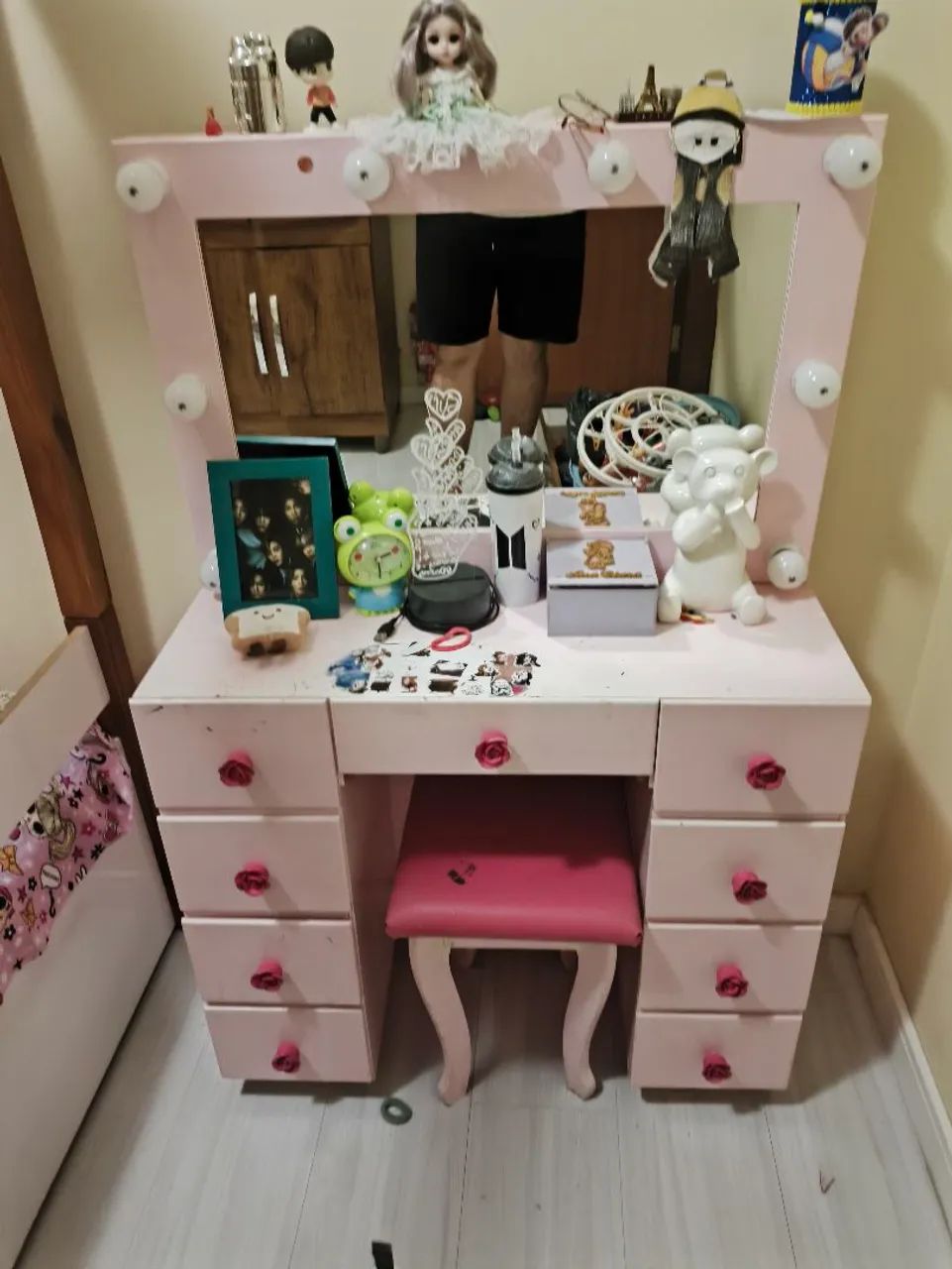 Penteadeira feminina infantil com luminárias 