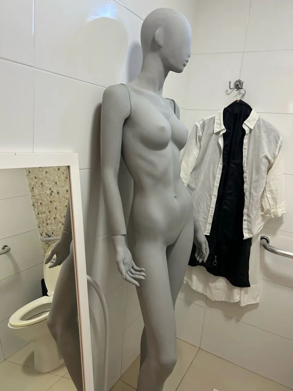 Manequim Feminino Corpo Inteiro com Base Cromada - Foto 4