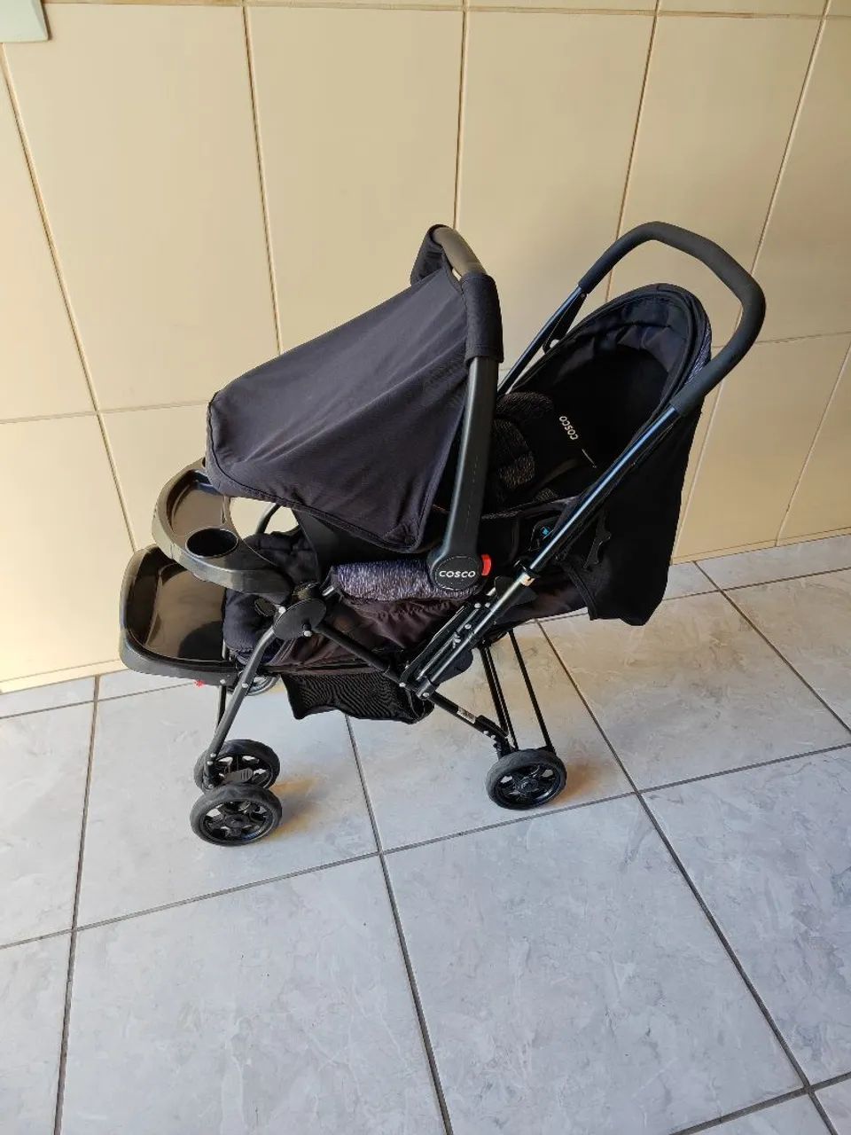 Carrinho completo Cosco tipo berço com bebê conforto  - Foto 4