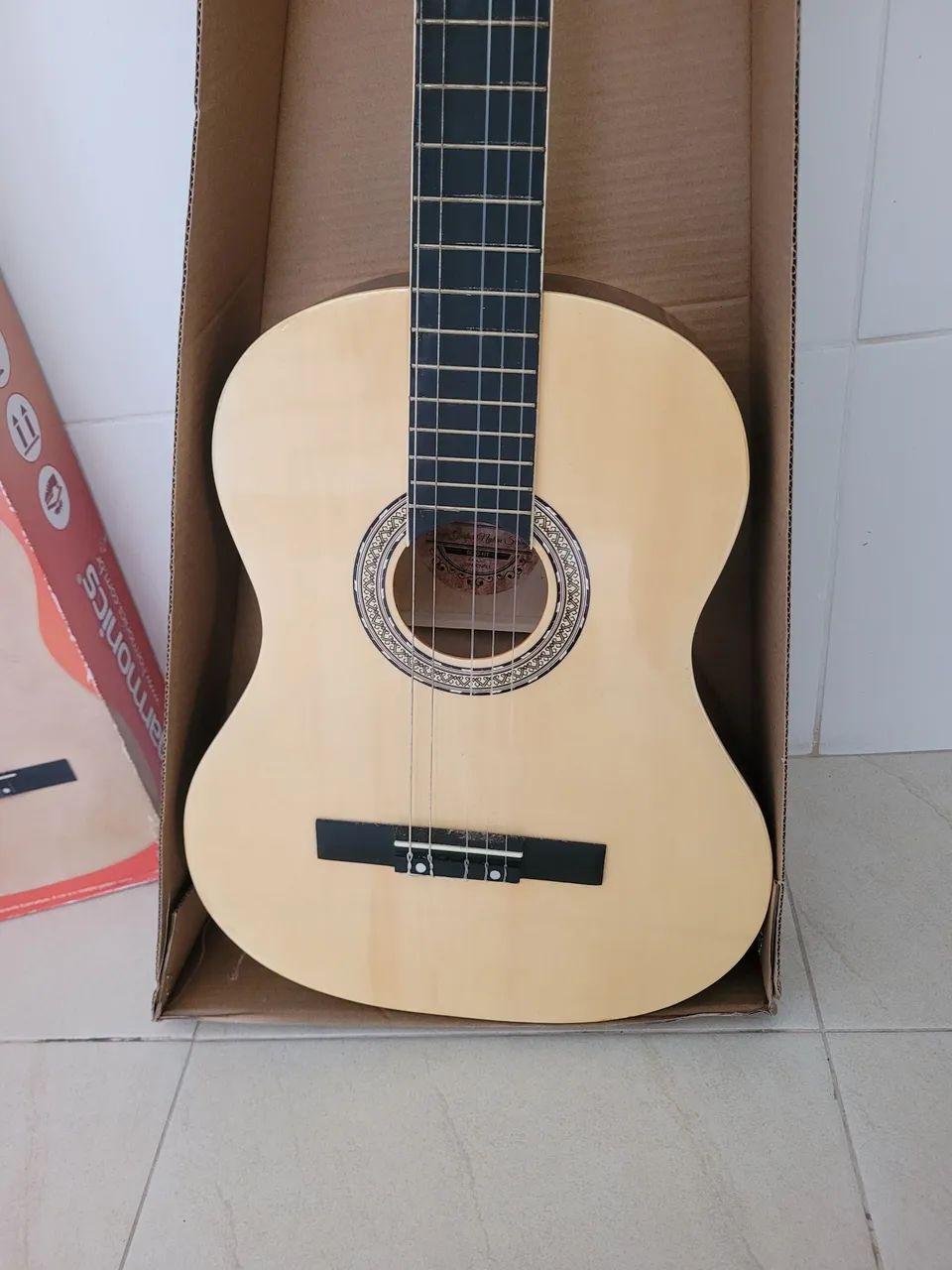 Violão clássico - uma corda estourada  - Foto 5