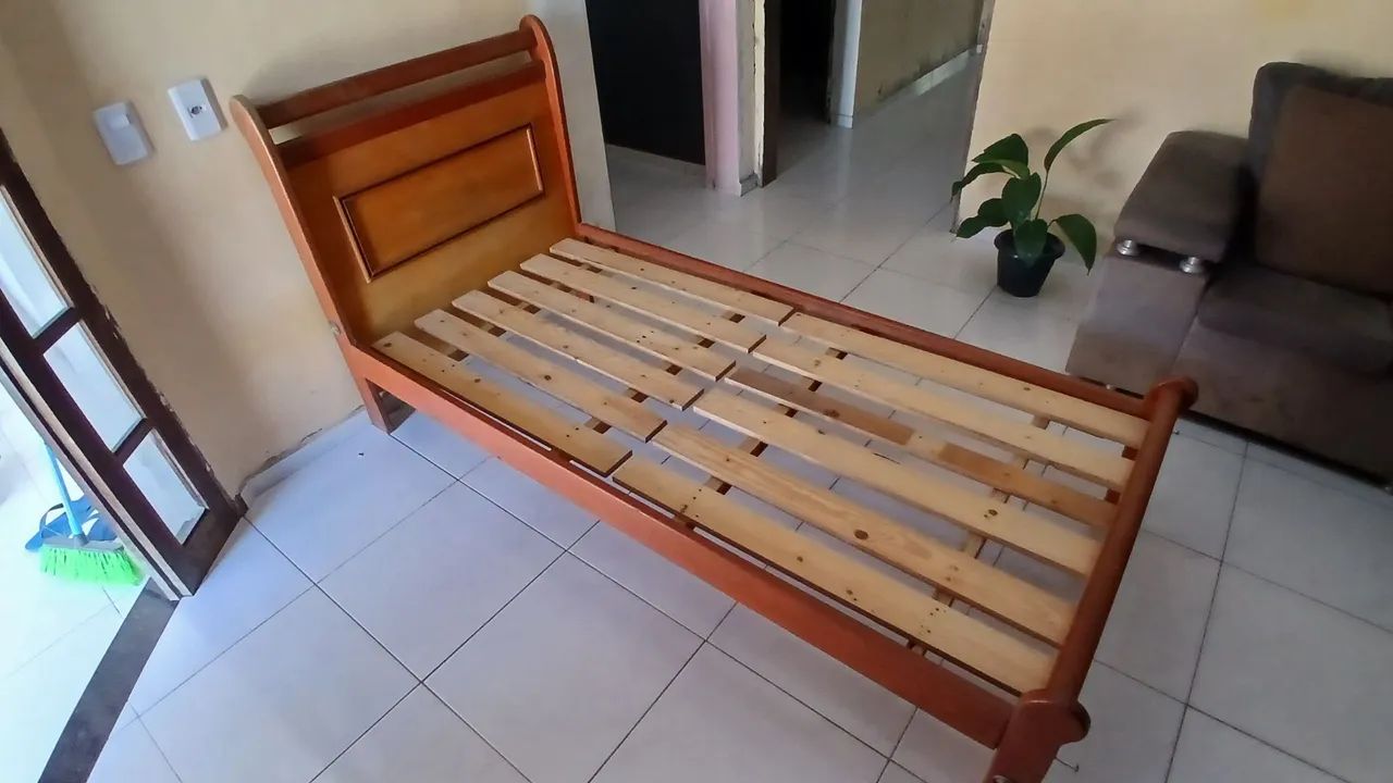Cama de solteirão em madeira maciça - ótimo estado - Foto 3