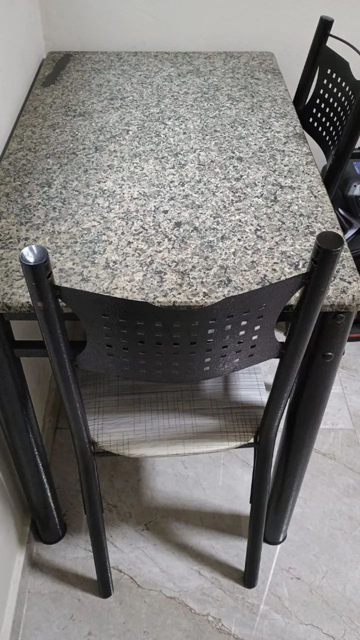 Mesa com 4 cadeiras 