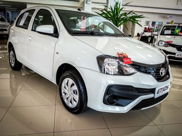 TOYOTA ETIOS HATCH X 13L MT 19/20 - Foto 3