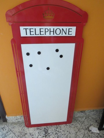 letreiro de ferro loja lousa branca cabine telefone inglaterra