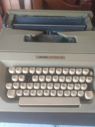 Máquina de escrever Olivetti 25