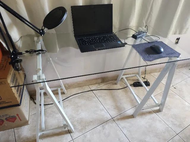Mesa escrivaninha com tampo de vidro e cavaletes em alumínio branco - Foto 4
