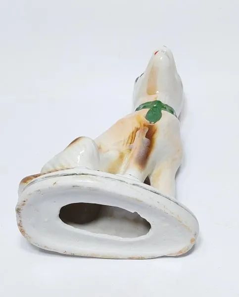 Antiga Escultura em Porcelana Vitrificada - Cachorro com Gravata  - Foto 2