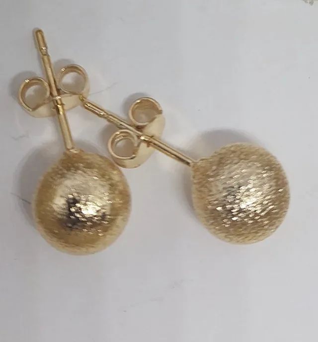 Brinco banhado a ouro de bolinhas texturizada, Medio. - Foto 2