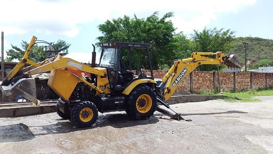 Retroescavadeira Randon com implemento