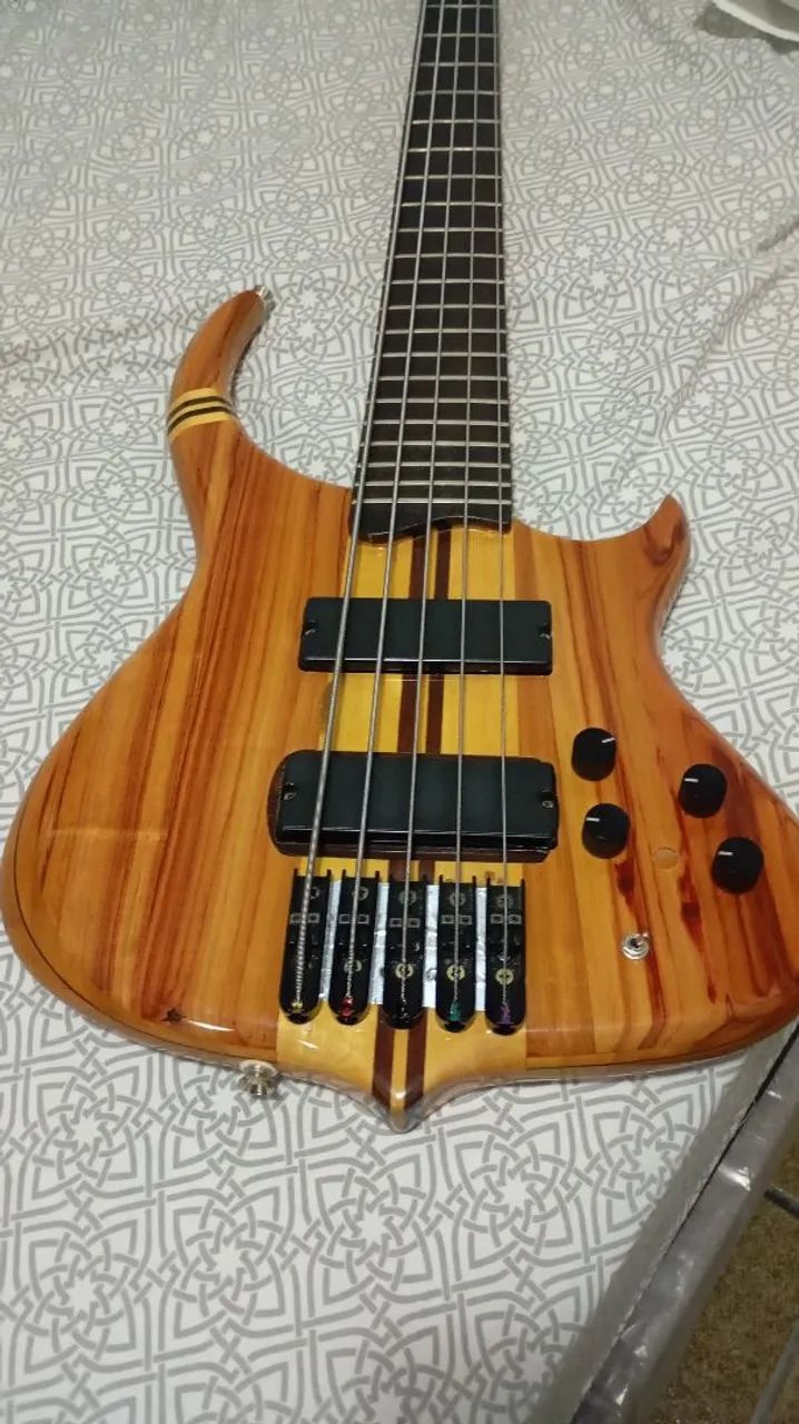 Baixo , Contra baixo 5 Cordas Elifaz Santana - Instrumentos