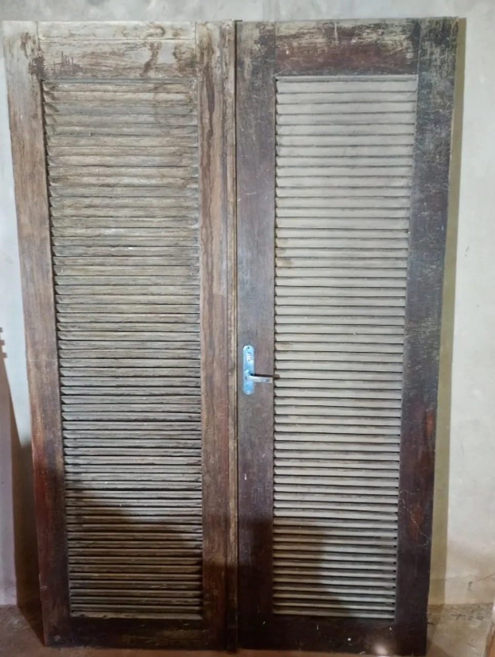 Porta de madeira duas folhas com as caixas menos a base de cima da caixa fechadura sem ?
