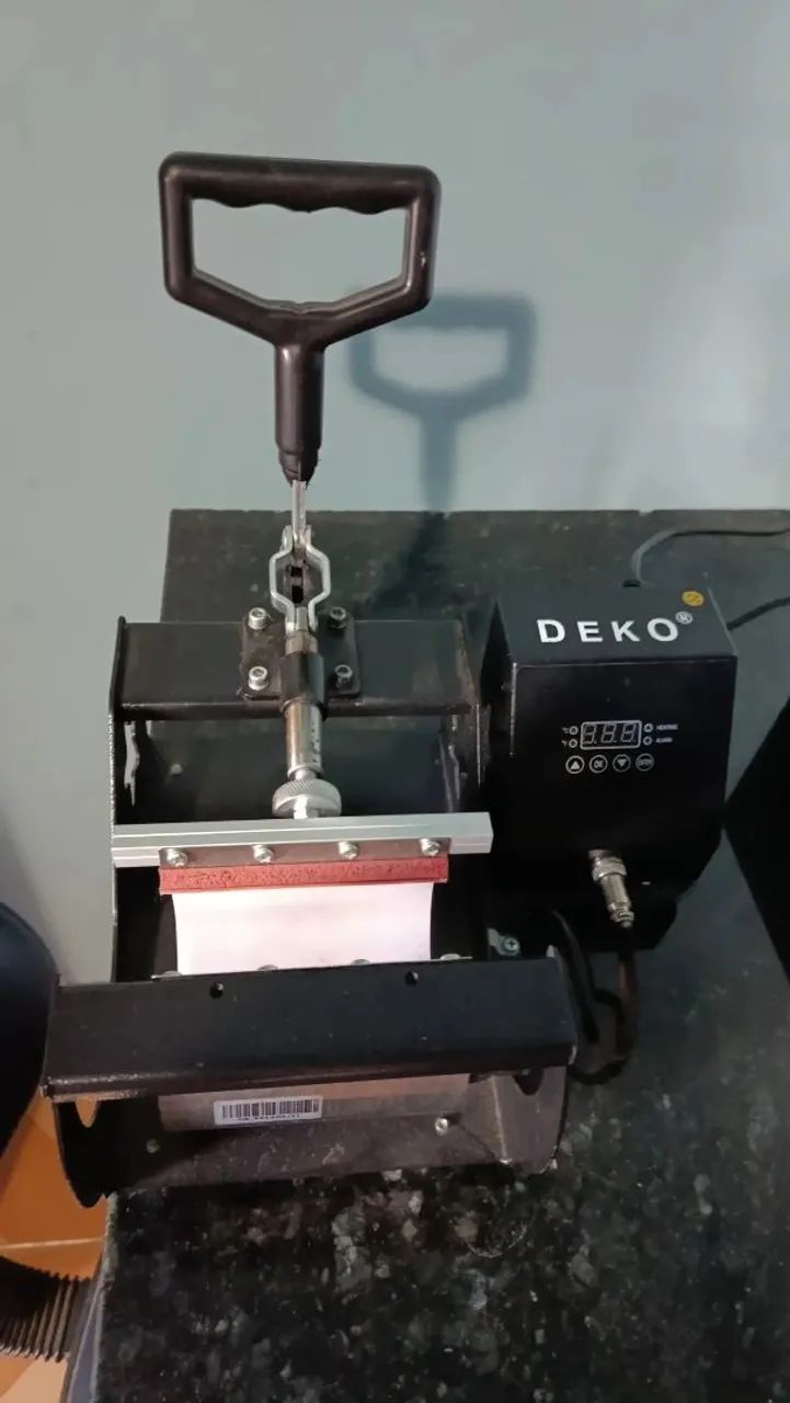 Máquina e impressora para personalizar canecas.