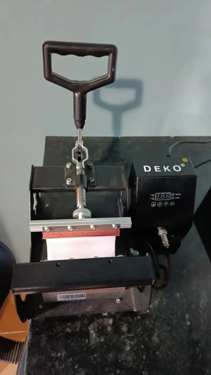 Máquina e impressora para personalizar canecas.