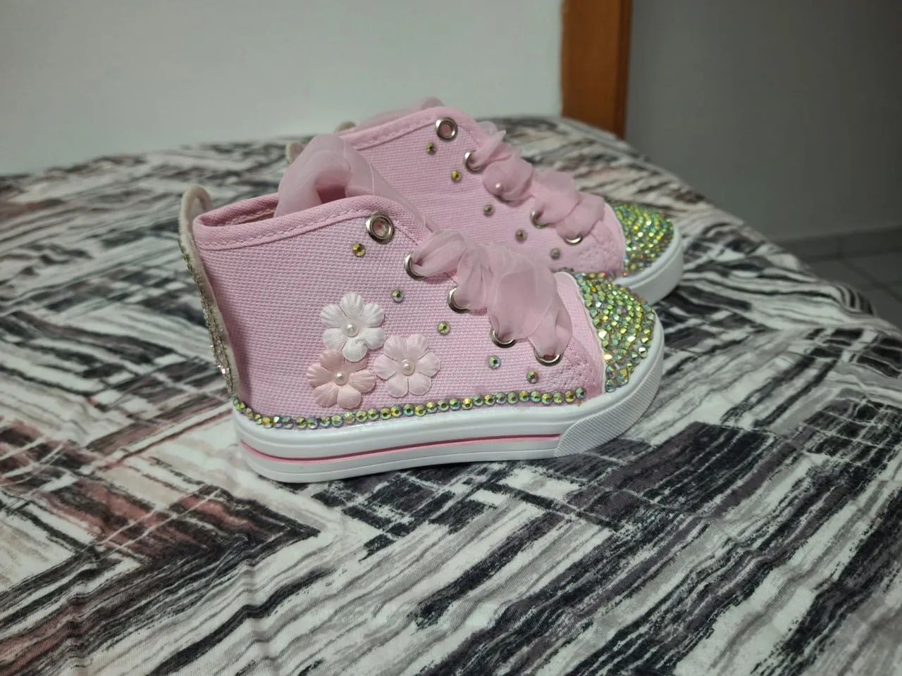 Tênis de bebê com brilho e laço - Foto 2