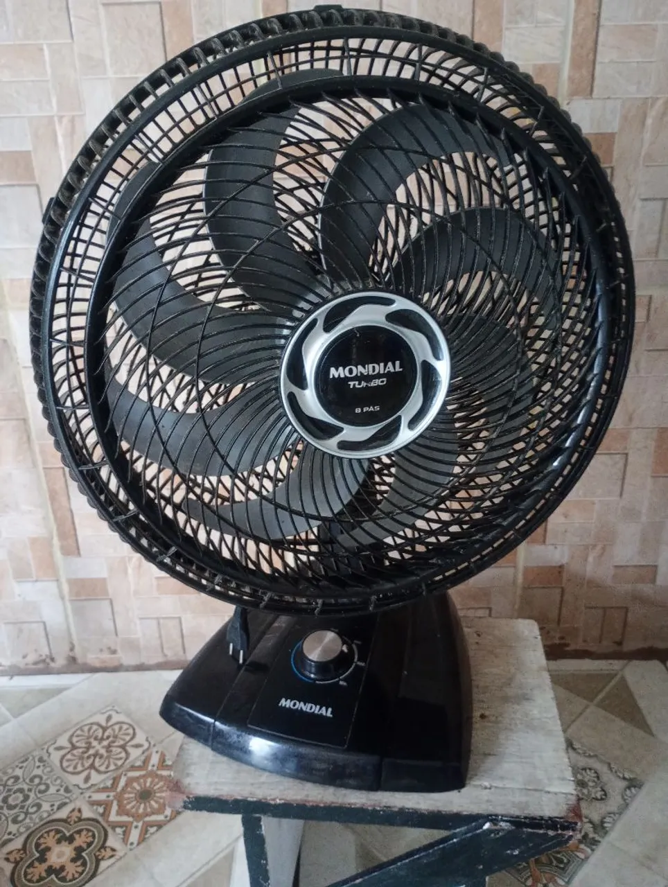 Ventilador de Mesa Mondial Turbo - 8 Pás
