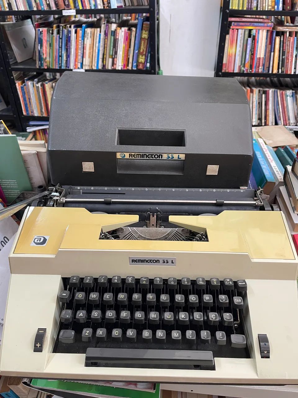 Máquina de escrever Remington 33L funcionando