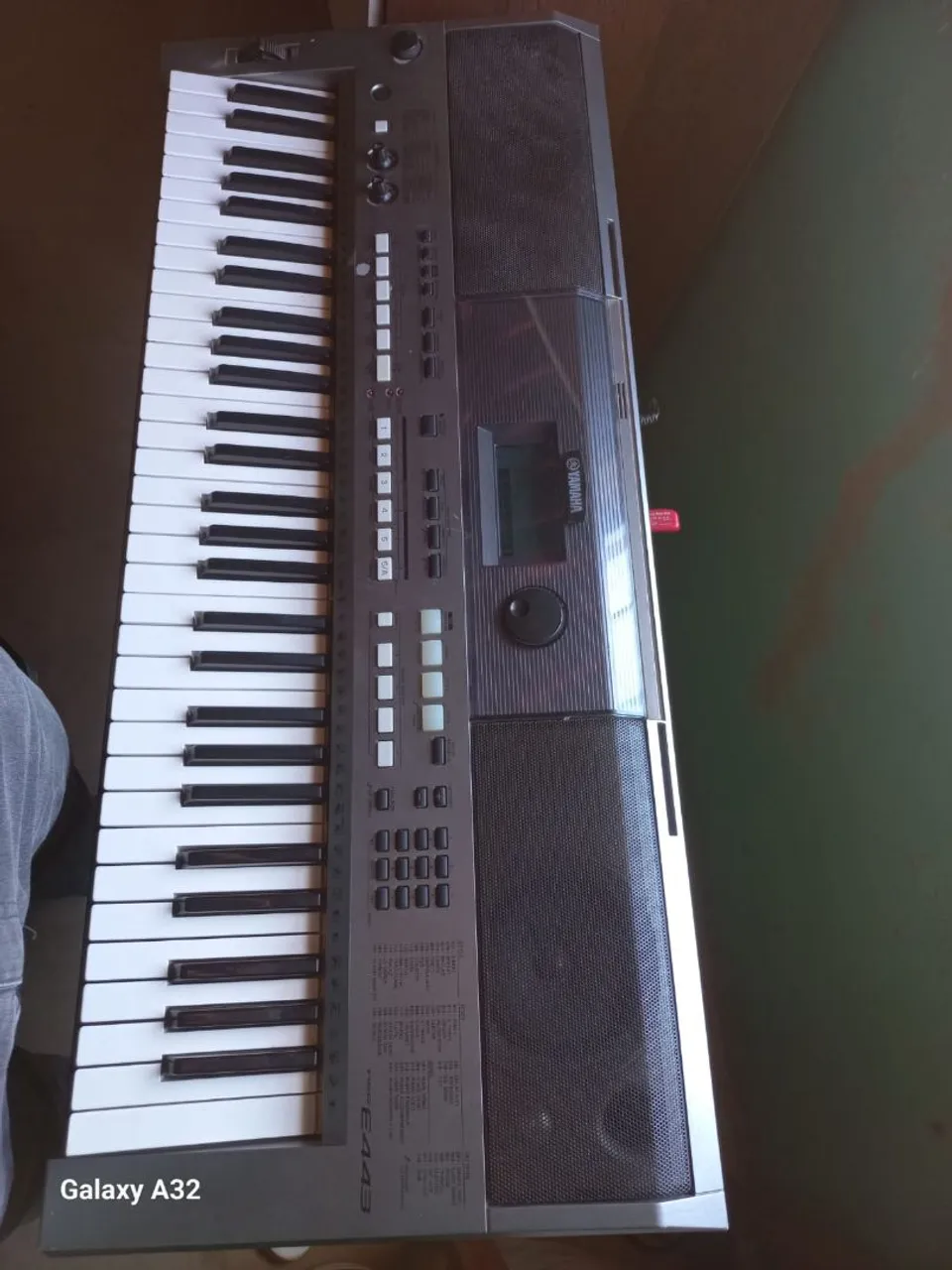 Teclado Yamaha E443 + mesa de som com 2 microfone 