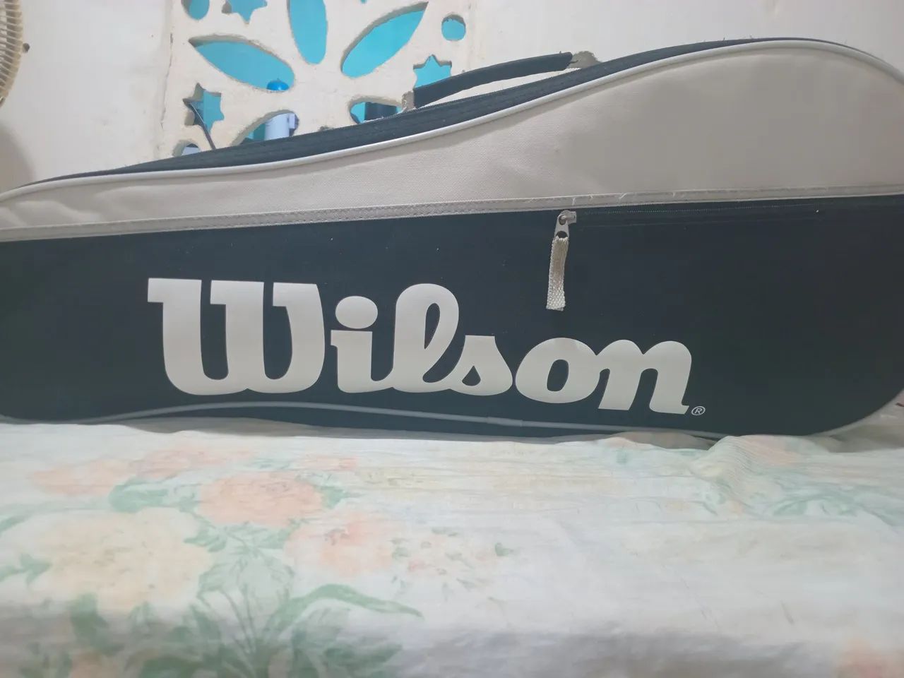 Selling this beautiful Wilson racket bag