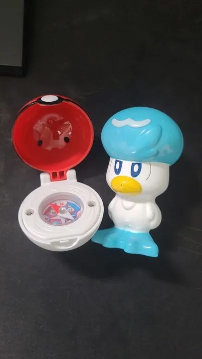 Brinquedos Pokémon - pokebola e Pássaro D'Água
