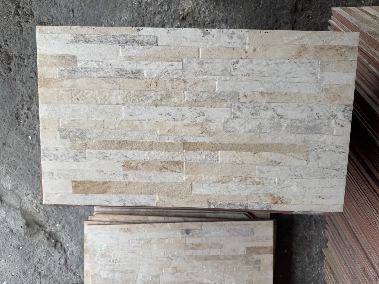 Revestimento Cerâmico Bege com Efeito Pedra