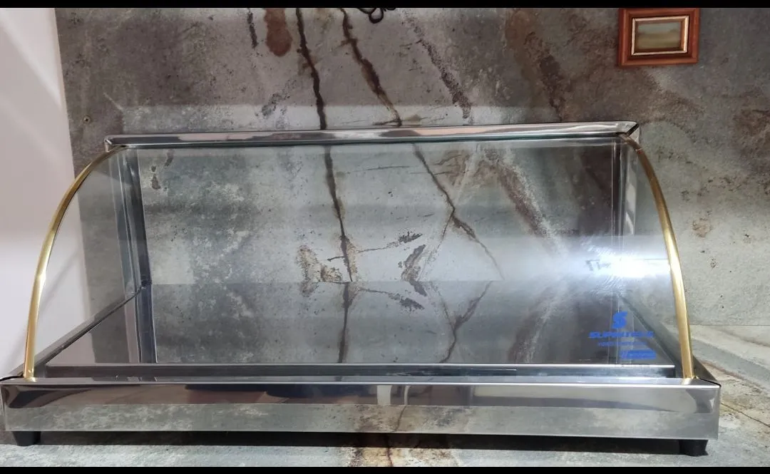 Estufa fria para bolos e doces com placa de gelo.