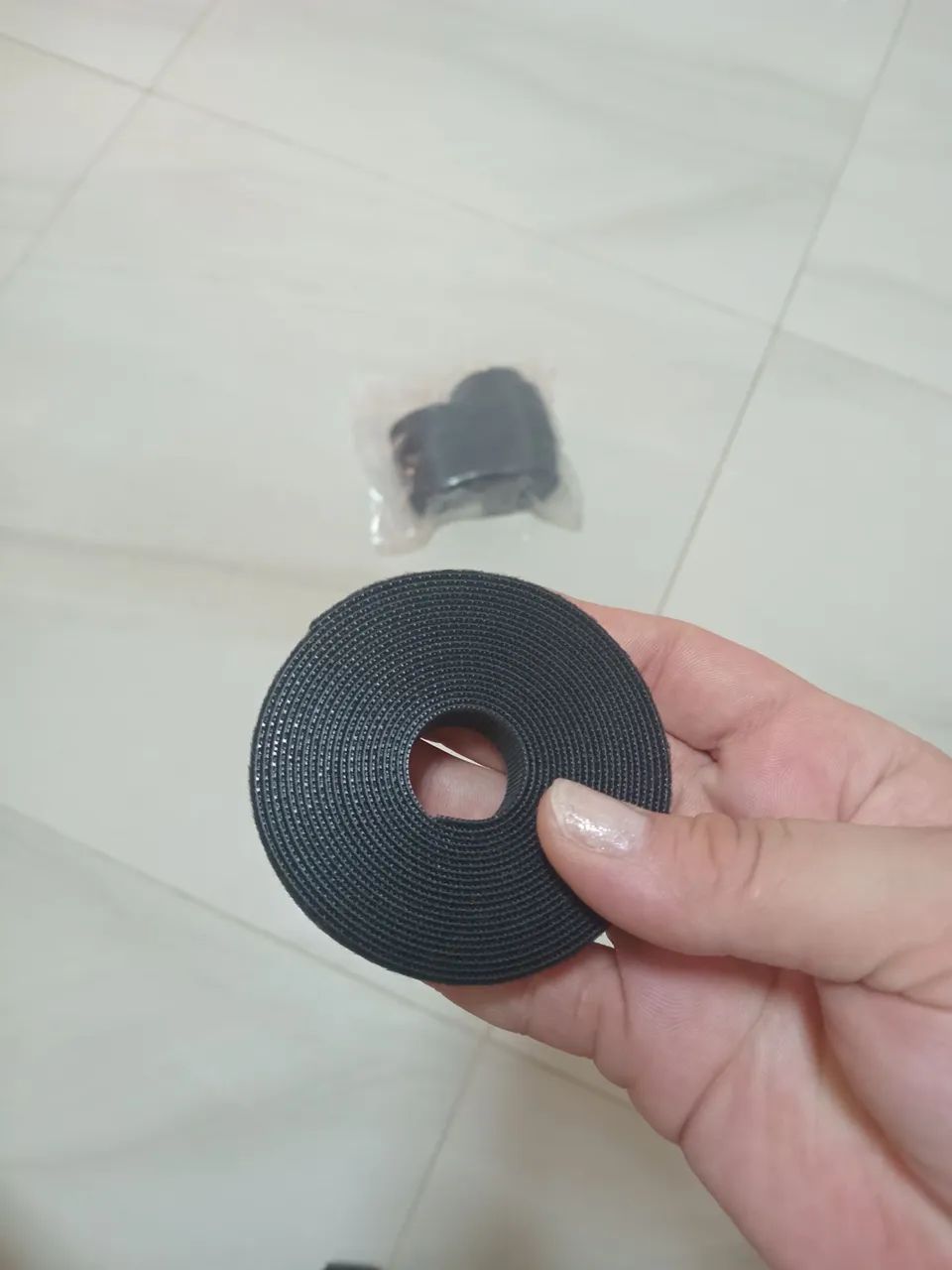 Fita adesiva velcro para organização de cabos - 16mm x 3 metros - Foto 2