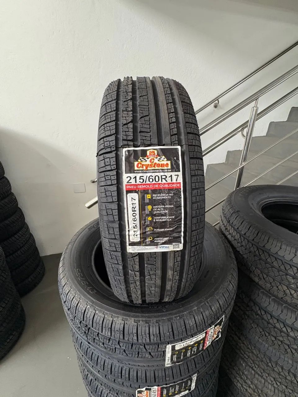 01 Pneu Crystone 215/60R17 remolde 