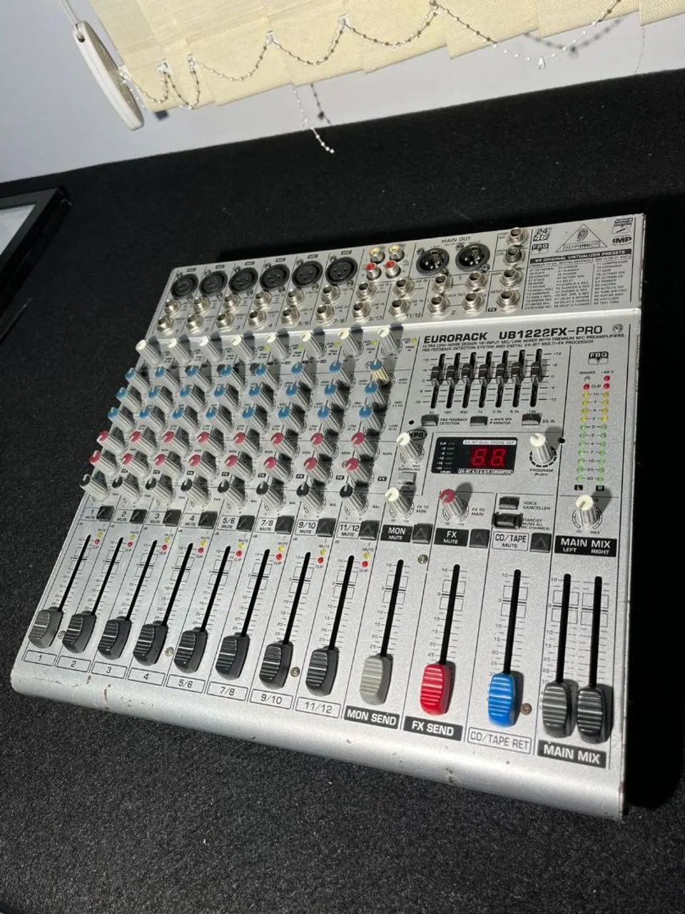Mesa de Som Behringer UB1222FX-PRO - Foto 3