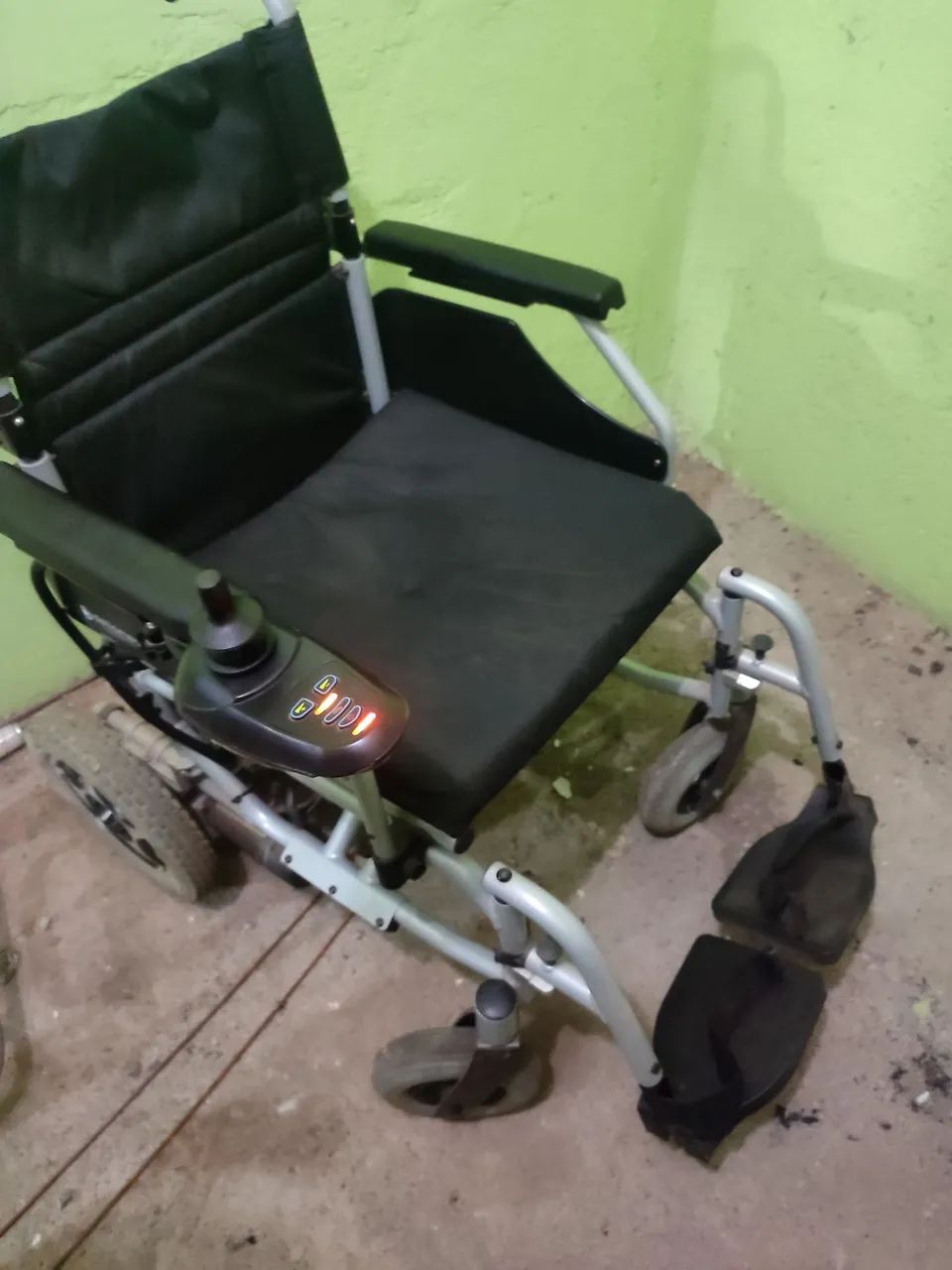 Cadeira de rodas motorizada - preço a combinar  - Foto 6