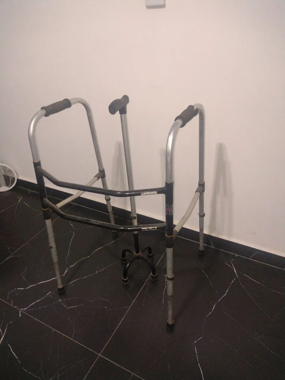 Andador e bengala de alumínio  - Foto 5