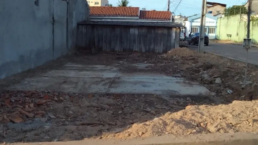 Ótimo terreno de esquina com calçada ao redor e duas garagens de madeira. Ruas asfaltadas - Foto 3