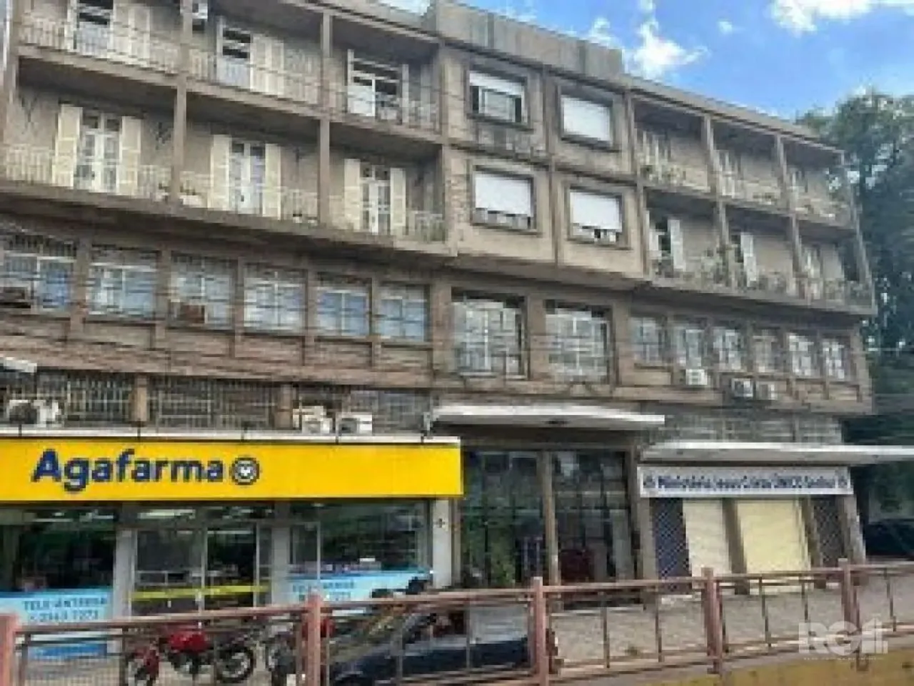 Ótima sala comercial, de frente, no Edifício Novo Mundo, com 15m².
