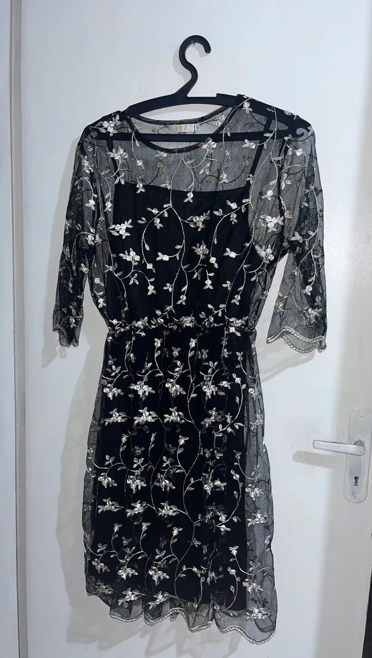 Vestido de tule bordado preto