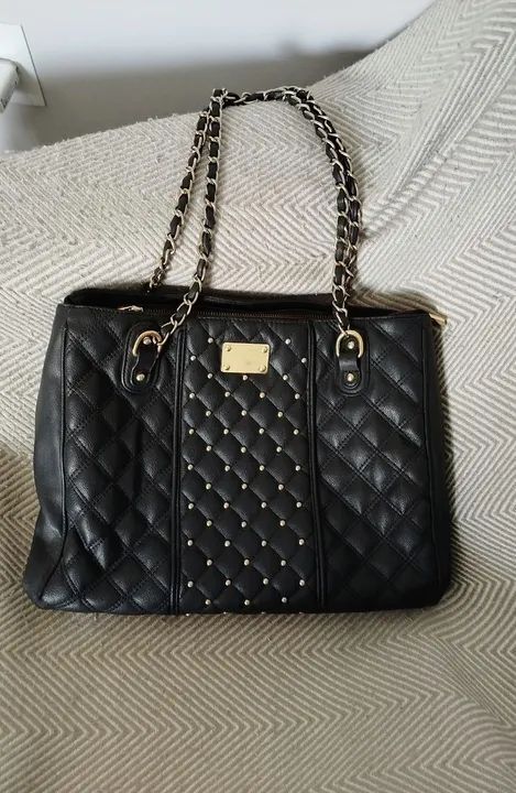 Bolsa preta alça corrente dourada 