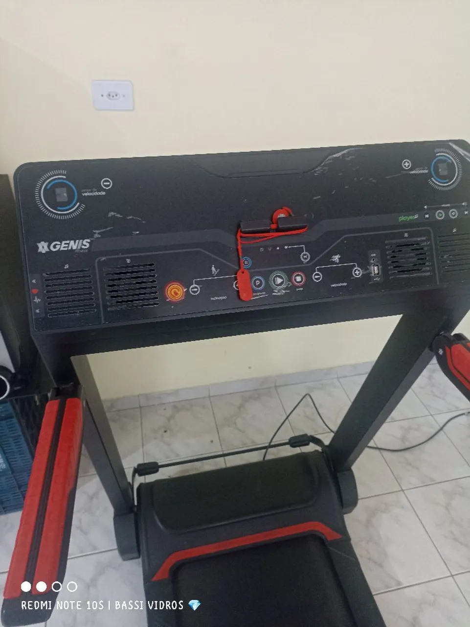 Esteira Genis Fitness Play com USB, ventilador,medidor cardíaco e inclinação de rampa