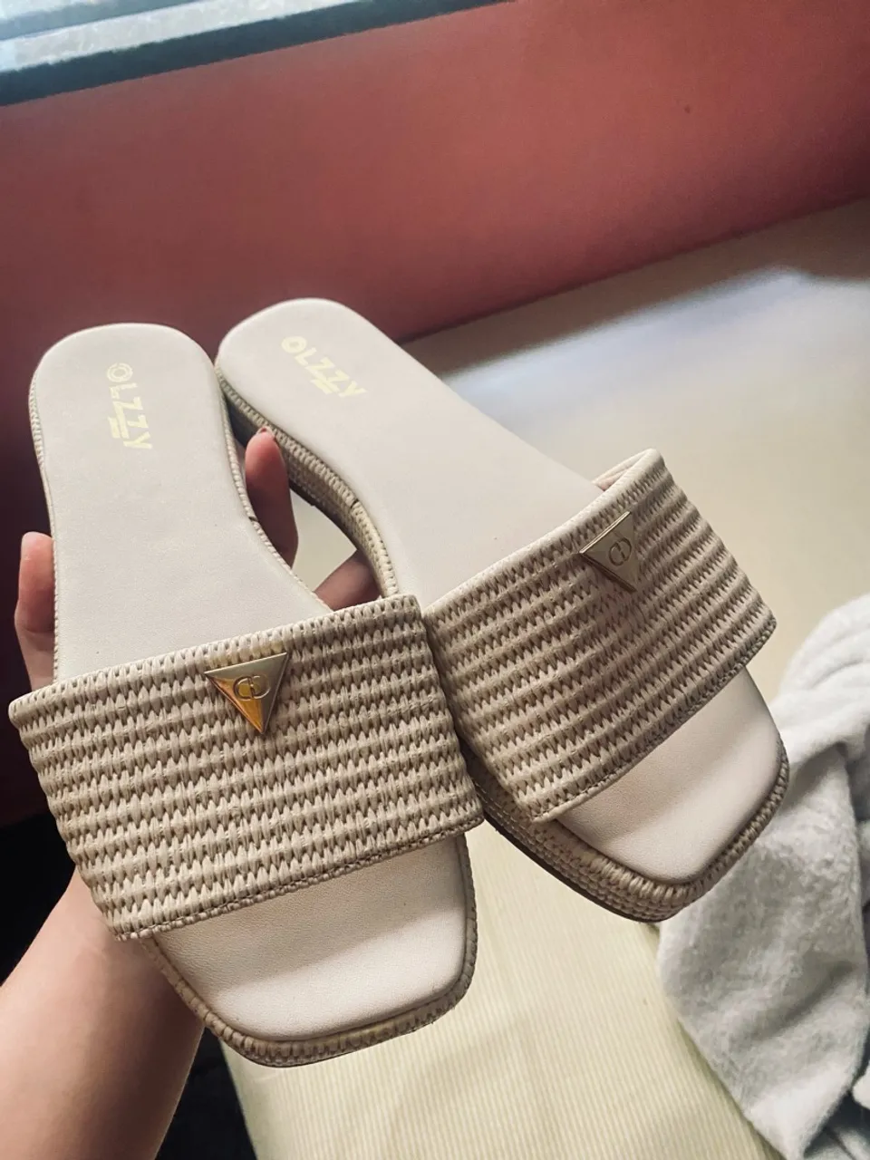 Sandália Olzzy Bege - Conforto e Estilo!